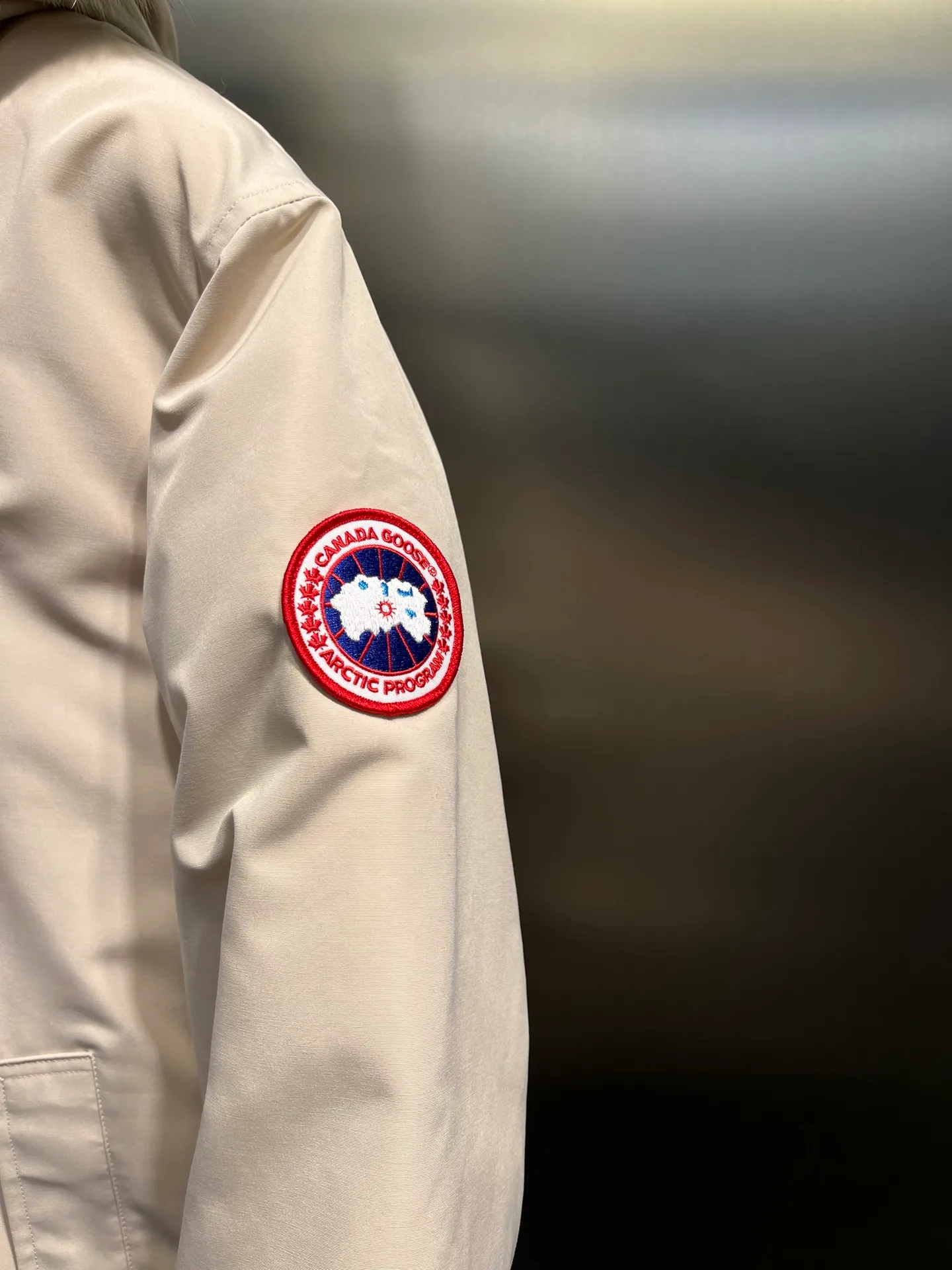 P860 Canada Goose model 06, the same model as the famous star, men's and women's models, with cold-proof flannel on the collar, close to the head and neck, comfortable and warm! The fabric is made of high-density nano-level waterproof fabric, which is windproof and wear-resistant and has a certain thickness! Seamless threaded cuffs! Avoid hard knots! It doesn’t matter how low the temperature is this winter, one piece is enough. I’ll give you the wind and temperature! Contains pure duck down, sufficient quantity, unique fashion design + waterproof craft fabric + big brand YKK double zipper pullers, real photos, upright style quality, regardless of the external standard and the internal content, you can feel free to compare it with the softer, easier to wrinkle and lighter version on the market!  size：s-xxl